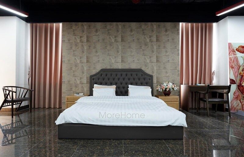 là một trong những sản phẩm được yêu thích nhất.
Giường ngủ có kiếu dáng hiện đại, sang trọng và bọc da màu nâu đen là một trong những sản phẩm được ưa chuộng nhất.