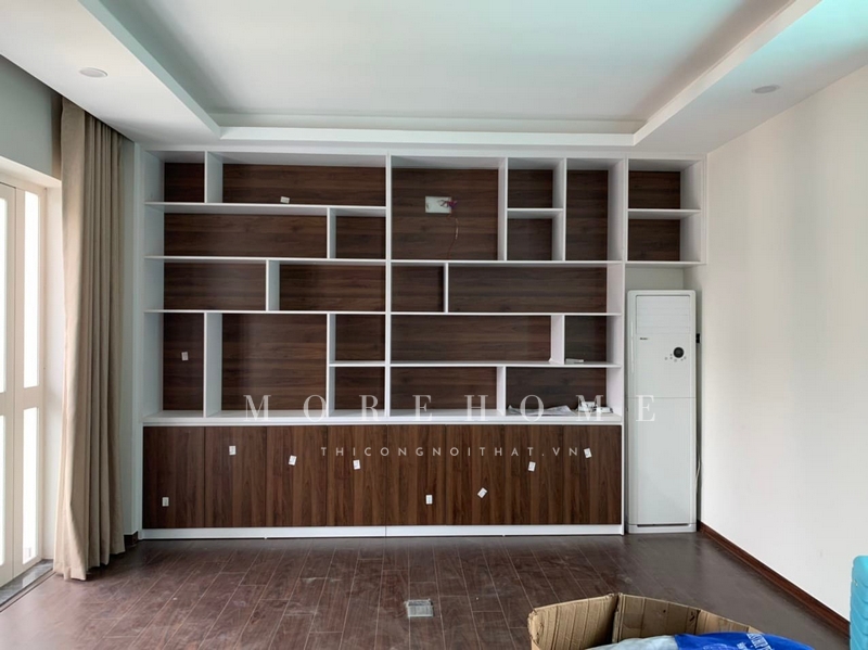 Việc thi công một kệ tủ gỗ công nghiệp để trưng bày và trang trí các mặt hàng hay các cuốn sách một cách gọn gàng và có những ngăn nắp.